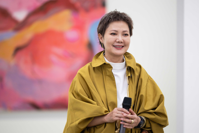 개인전 ‘한 송이 꽃 속에 우주가 피어나다’ 개막을 하루 앞둔 25일 서울 청담동 화이트큐브에서 기자들과 만난 저우 리. 자료제공=화이트큐브
