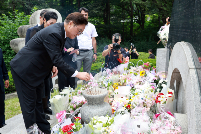 우원식 국회의장이 삼풍백화점 붕괴 참사 30주기인 29일 서울 서초구 매헌시민의숲 삼풍참사위령탑에서 분향하고 있다. 연합뉴스