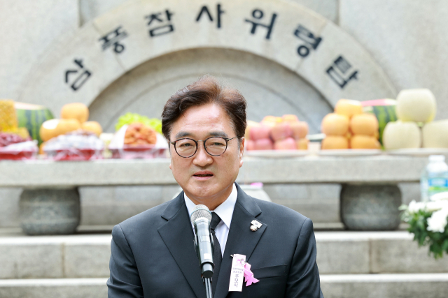 우원식 국회의장이 삼풍백화점 붕괴 참사 30주기인 29일 서울 서초구 매헌시민의숲 삼풍참사위령탑에서 열린 추모식에서 추모사하고 있다. 연합뉴스
