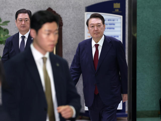 피의자 신분으로 내란 특검 조사를 받은 윤석열 전 대통령이 29일 서초구 서울고검 청사를 나서고 있다. 연합뉴스