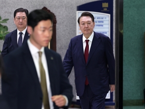 [속보] 尹, 특검에 30일 출석기일 연기 요청…“7월 3일 이후”