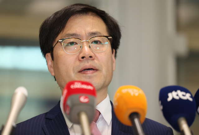 여한구 산업통상자원부 통상교섭본부장이 29일 인천공항 제2터미널을 통해 귀국하며 취재진 질문에 답하고 있다. 연합뉴스