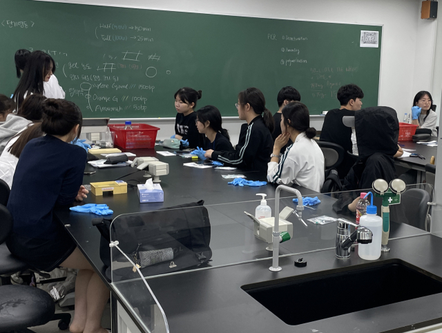 고려대에서 열린 진단생명과학 체험 교실에서 학생들이 수업을 듣고 있다. 사진제공=동대문구