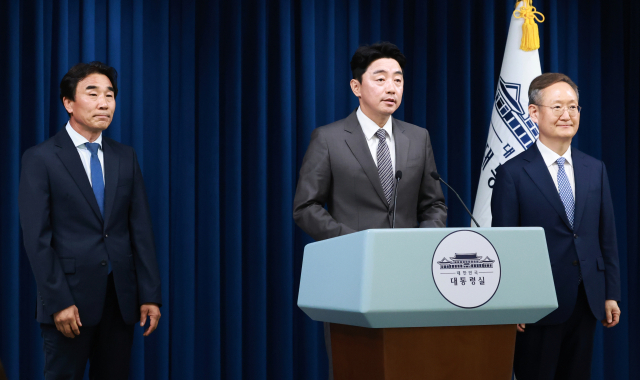 강훈식(가운데) 대통령비서실장이 29일 서울 용산 대통령실 청사에서 이재명 정부의 장관 및 대통령실 수석비서관 추가 인선 내용을 발표하고 있다. 연합뉴스