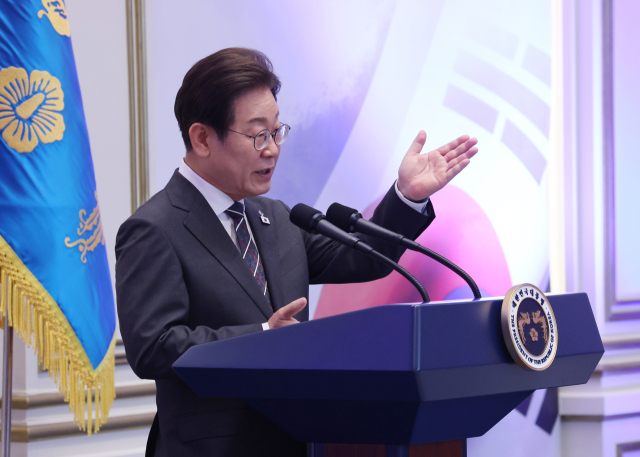 이재명 대통령이 27일 청와대 영빈관에서 열린 '호국 보훈의 달, 대통령의 초대' 행사에서 인사말을 하고 있다.연합뉴스