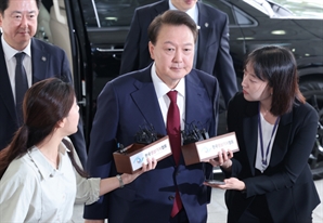 尹 첫 조사 5시간 그쳐…2차는 체포방해·비화폰 '정조준'