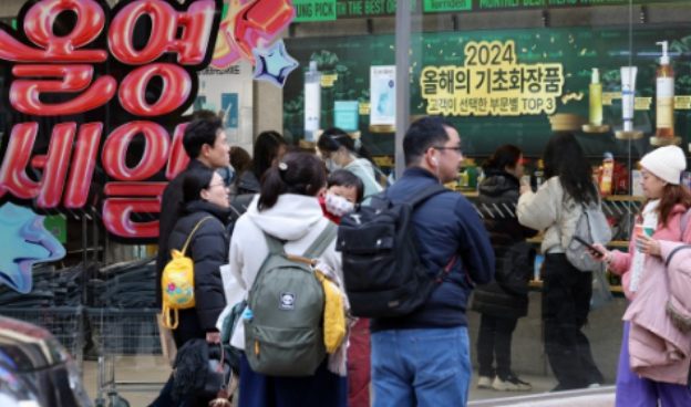 안 그래도 중국인들 오기만 하면 쓸어담는데…'이것'까지 팔기 시작한 올리브영