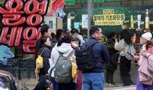 안 그래도 중국인들 오기만 하면 쓸어담는데…올리브영 K팝 굿즈도 '대박 행진'