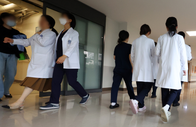 서울 한 대학병원에서 의료진이 이동하고 있다. 뉴스1