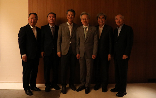 조문수(왼쪽부터) 한국카본 회장, 박일동 디섹 회장, 이세용 이랜텍 회장, 최진식 한국중견기업연합회 회장, 박진선 샘표식품 사장, 황철주 주성엔지니어링 회장. 사진제공= 한국중견기업연합회