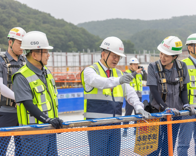 정경구(가운데) HDC현대산업개발 대표이사가 27일 곤지암역 센트럴 아이파크 현장을 방문하고 있다. 사진 제공=HDC현대산업개발