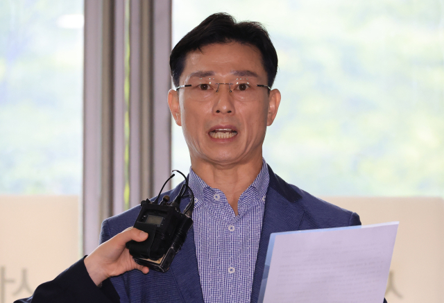임성근 전 해병대 1사단장이 26일 순직해병 수사 방해 의혹 사건을 수사하는 이명현 특검과 면담을 요청하며 서울 서초구 특검 사무실을 방문해 입장문을 읽고 있다. 연합뉴스