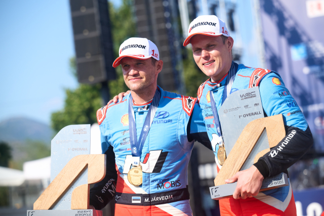 2025 WRC 그리스 랠리에서 우승을 차지한 현대 월드랠리팀 오트 타낙(Ott Tanak·오른쪽)과 코드라이버 마틴 야르베오야(Martin Jarveoja)가 트로피를 들고 기념촬영을 하고 있다. 사진제공=현대차