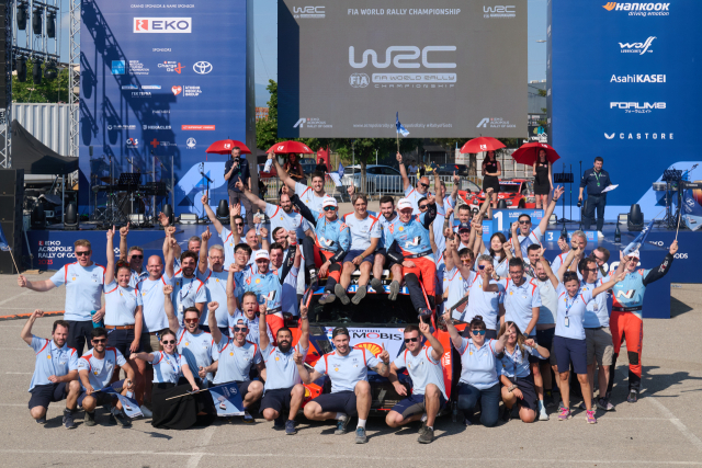 현대차 월드랠리팀이 지난 26~29일(현지시간) 열린 그리스 라미아에서 열린 2025 WRC 7라운드 경기를 우승으로 마무리하고 기념촬영을 하고 있다. 사진제공=현대차