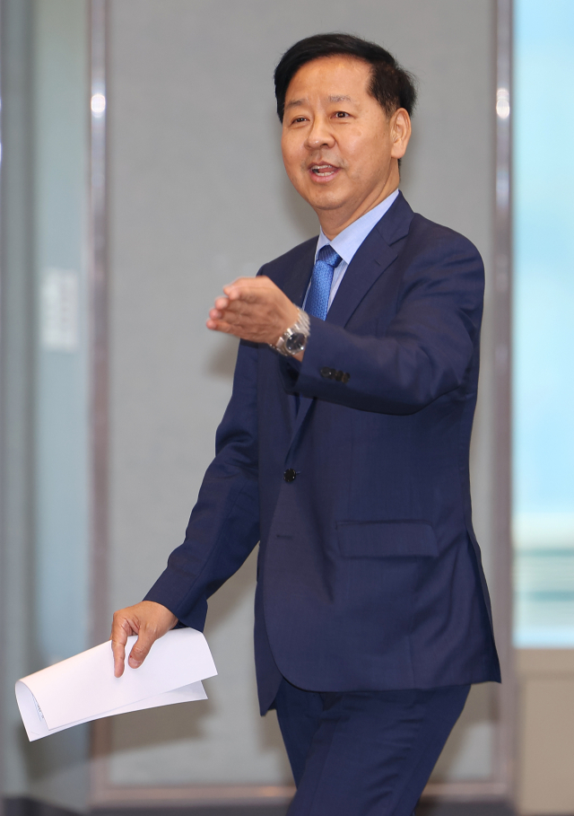 구윤철 경제부총리 겸 기획재정부 장관 후보자가 29일 서울 중구 예금보험공사 대강당에서 열린 기자간담회를 위해 연단으로 향하고 있다. 연합뉴스