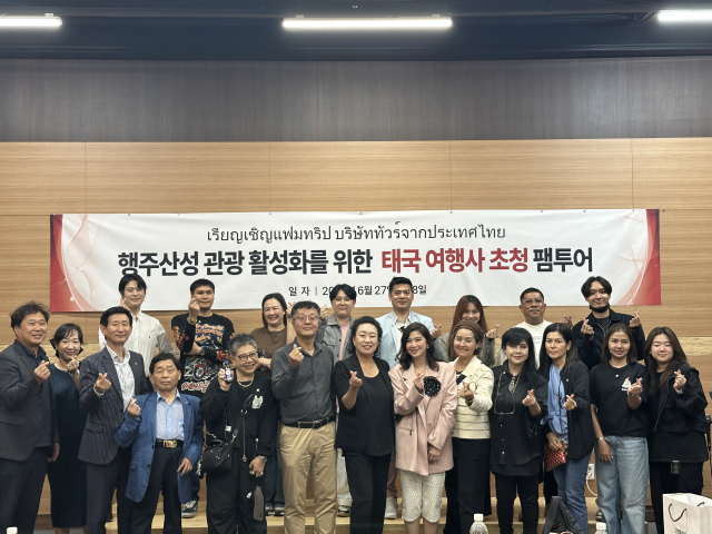 곽미숙 경기도의원(앞줄 가운데)이 주도한 태국 여행사 초청 팸투어를 마치고 기념촬영을 하고 있다. 사진 제공=경기도의회