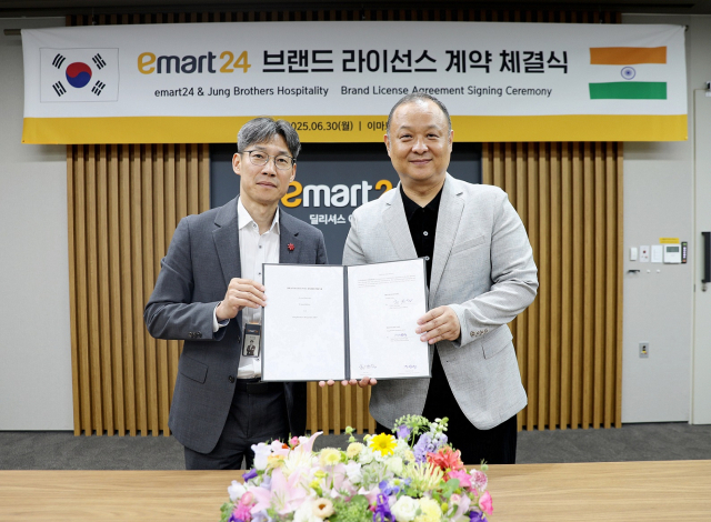 30일 서울 성동구 이마트24 본사에서 최진일(왼쪽) 이마트24 대표, 인도 1세대 한인 사업가인 피터 정 정브라더스 대표가 인도 진출을 위한 브랜드 라이선스 계약을 체결한 후 기념 촬영을 하고 있다. 사진 제공=이마트24