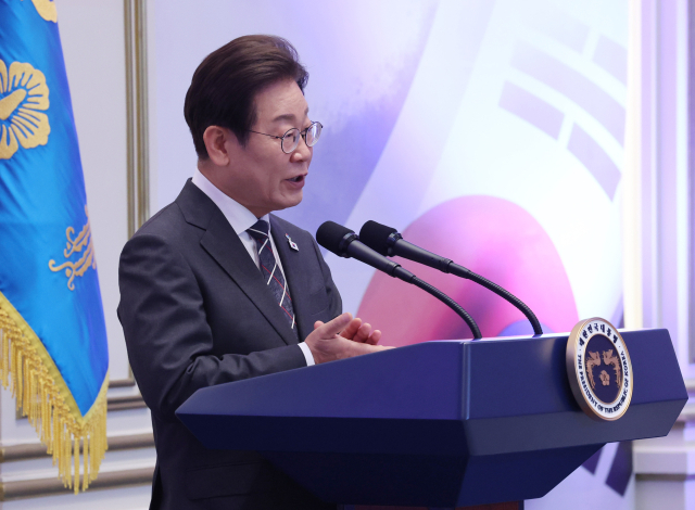 이재명 대통령, 국가유공자 초청 행사 (서울=연합뉴스) 한상균 기자 = 이재명 대통령이 27일 청와대 영빈관에서 열린 '호국 보훈의 달, 대통령의 초대' 행사에서 인사말을 하고 있다. 이번 행사에는 국가유공자 및 유족, 보훈단체장, 특별초청자 등이 참석했다. 연합뉴스