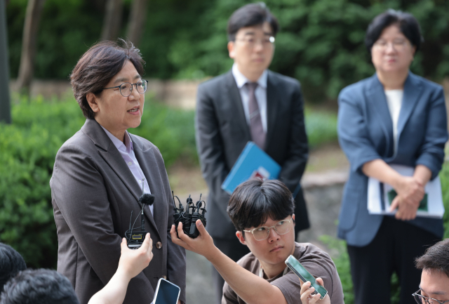 정은경 보건복지부 장관 후보자가 30일 서울 중구 남대문로에 마련된 인사청문회 준비 사무실로 출근하며 취재진 질문에 답하고 있다. 연합뉴스
