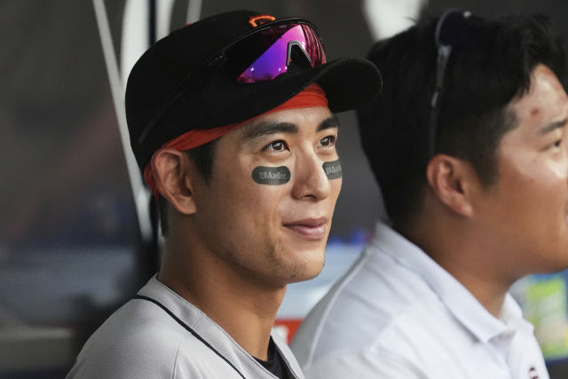 San Francisco Giants' Jung Hoo Lee, of South Korea, smiles as he looks to the field before a baseball game against the Chicago White Sox in Chicago, Sunday, June 29, 2025. (AP Photo/Nam Y. Huh) <Copyright (c) Yonhap News Agency prohibits its content from being redistributed or reprinted without consent, and forbids the content from being learned and used by artificial intelligence systems.>