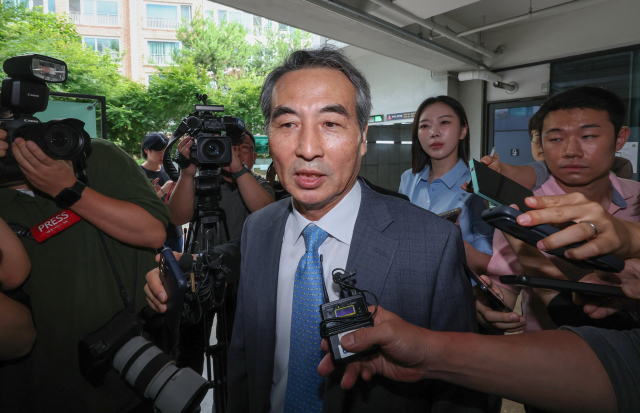 윤석열 전 대통령 부인 김건희 여사와 관련한 각종 의혹 사건을 수사하는 민중기 특별검사가 30일 서울 서초구에 마련된 특검팀 사무실로 출근하고 있다. 2025.6.30. 연합뉴스