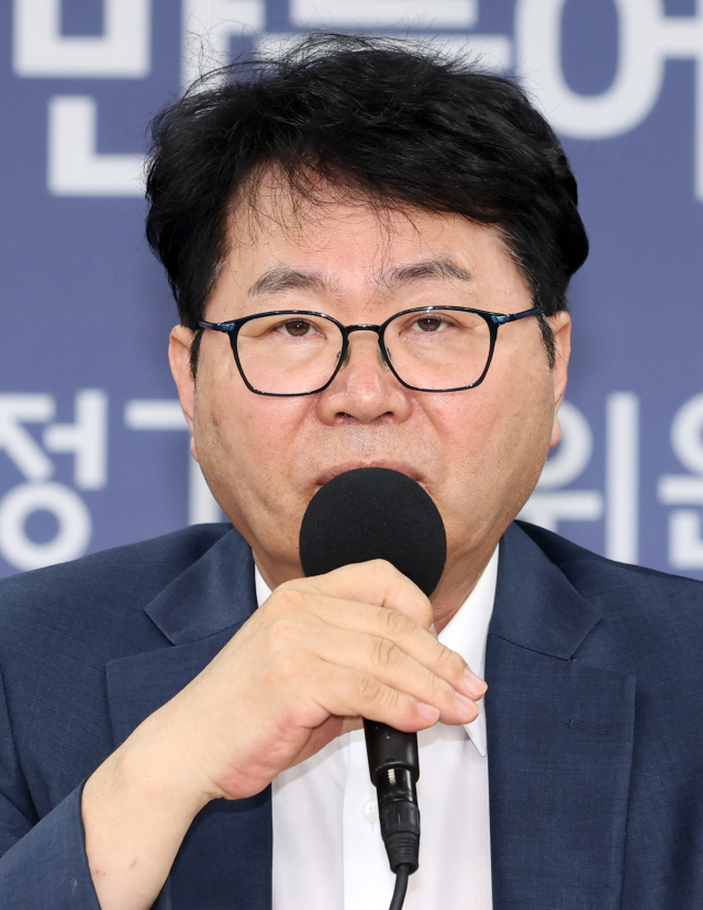 이한주 국정기획위원장이 22일 서울 종로구 정부서울청사 창성동 별관에 마련된 위원회 사무실에서 기자간담회를 하고 있다. 오승현 기자 2025.06.22