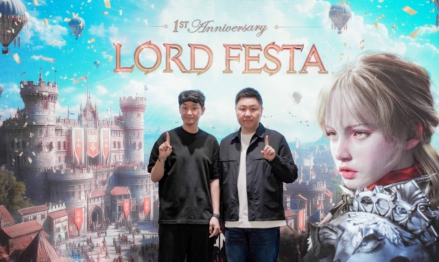 한재영(왼쪽) 스마일게이트 이사와 김효재 NX3게임즈 PD가 최근 경기 성남 분당구 사옥에서 열린 로드나인 1주년 기자간담회에서 기념사진을 촬영하고 있다. 사진제공=스마일게이트