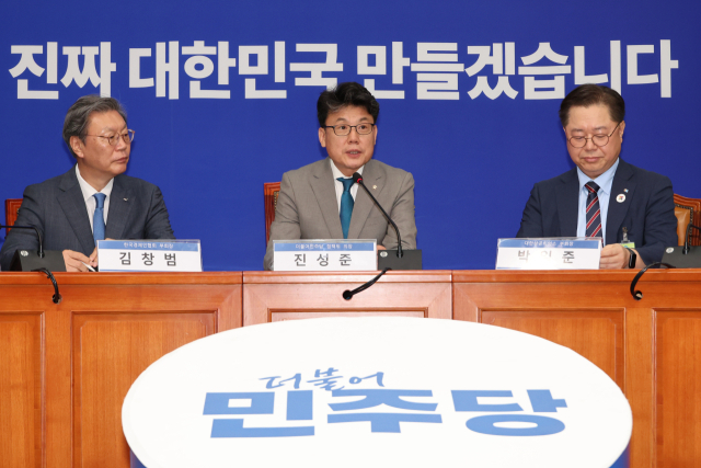 진성준 더불어민주당 정책위의장이 30일 서울 여의도 국회에서 상법 개정안 추진과 관련해 경제계 의견을 수렴하기 위해 경제6단체 부회장단과 간담회를 하고 있다. 연합뉴스