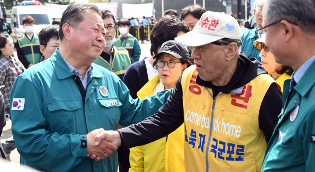 김경일(왼쪽) 파주시장이 23일 경기 파주시 임진각에서 납북자가족모임 주최로 열린 '납치된 가족 소식 보내기' 행사장을 방문해 최성룡 대표에게 대북 전단 살포를 만류하고 있다. 단체는 이날 납북피해자 6명의 사진과 설명이 담긴 비닐 소식지 다발(무게 2kg 이하)을 헬륨풍선에 매달아 북으로 날려 보낼 계획이었으나, 바람이 불지 않아 이를 연기했다. 파주=오승현 기자 2025.04.23