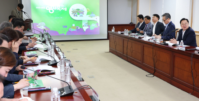 이장우(오른쪽 첫번째) 대전시장이 축제추진위원회를 주재하고 있다. 사진제공=대전시