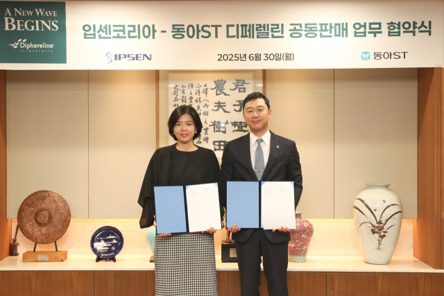 정재훈(오른쪽) 동아ST 사장과 입센코리아 양미선 대표가 30일 디페렐린 공동판매 협약 체결식에서 기념사진을 촬영하고 있다. 사진 제공=동아에스티