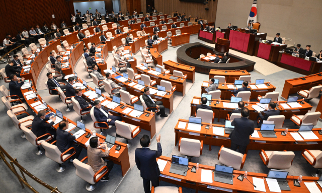 박형수 국회 예산결산특별위원회 간사를 비롯한 야당 의원들이 30일 서울 여의도 국회에서 열린 예결위 제1차 전체회의에서 여당의 일방적인 의사 진행에 반발하며 퇴장하고 있다. 오승현 기자