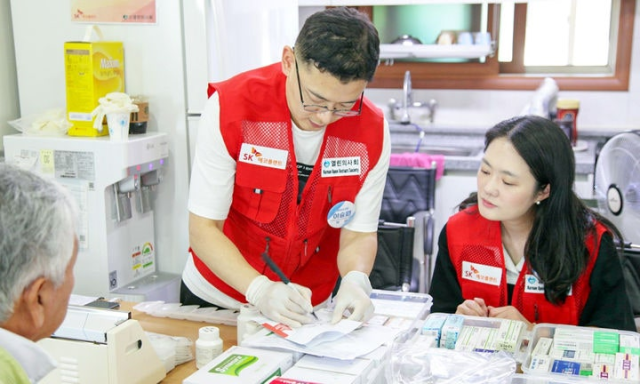SK에코플랜트 에피봉사단과 열린의사회가 의료 소외지역 어르신들을 위한 의료봉사를 진행하는 모습. 사진 제공=SK에코플랜트