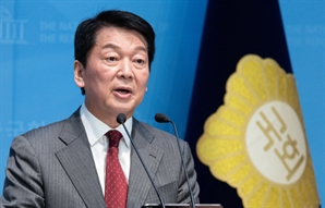 ”러브버그처럼 전과자끼리 붙어, 그 대통령에 그 참모들”…안철수, 李 정부 인사 맹공