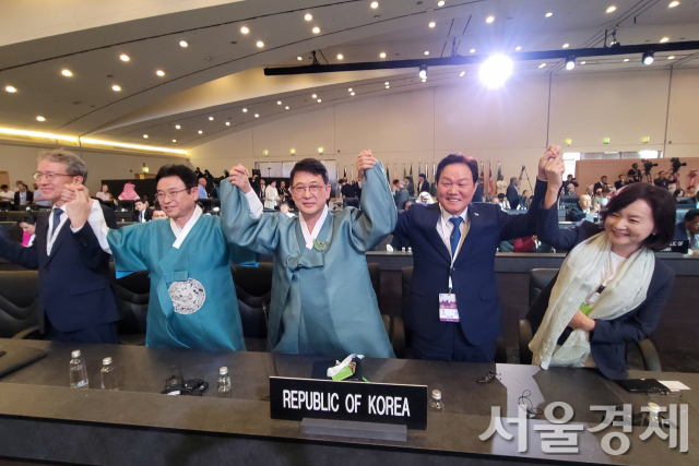 2023년 9월 17일 사우디아라비아 리야드에서 개최된 제45차 유네스코 세계유산위원회에서 최응천 국가유산청장 등 한국 대표단이 ‘가야 고분군’의 세계유산 등재 결정에 환호하고 있다. 사진 제공=국가유산청