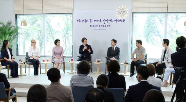 이재명 대통령과 김혜경 여사가 30일 서울 용산 대통령실 파인그라스에서 문화·예술계 수상자들과 간담회를 하고 있다. 연합뉴스