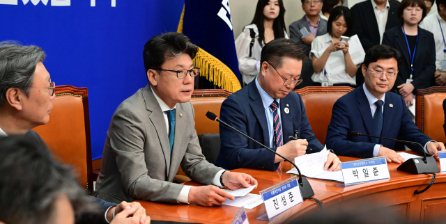 진성준 더불어민주당 정책위 의장이 30일 서울 여의도 국회에서 열린 '더불어민주당-경제단체 상법 간담회'에 참석해 모두발언을 하고 있다. 이날 간담회에는 박일준 대한상공회의소 부회장과 이동근 한국경영자총협회 부회장, 김창범 한국경제인협회 부회장, 오기웅 중소기업중앙회 부회장, 이호준 한국중견기업연합회 부회장, 정우용 한국상장회사협의회 부회장, 장석민 한국무역협회 전무가 참석했다. 오승현 기자 2025.06.30