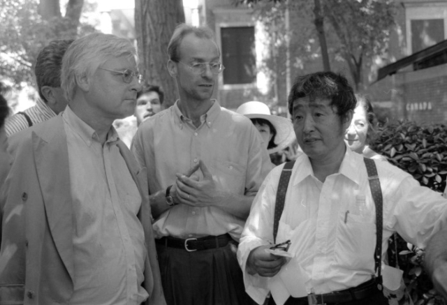 1993년 베니스 비엔날레에서 작품을 설치 중인 백남준(오른쪽)의 모습 /제공=MMCA, 마크 패츠폴