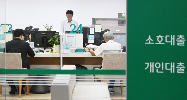 금융 당국이 주택담보대출 한도를 6억 원으로 제한하는 내용의 초고강도 규제를 시행한 후 첫 영업일인 30일 서울의 한 시중은행 지점에서 고객들이 대출 상담을 받고 있다. 오승현 기자