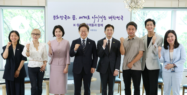 이재명 대통령과 김혜경 여사가 30일 서울 용산 대통령실 파인그라스에서 열린 문화예술계 수상자 간담회를 마치며 참석자와 기념촬영을 하고 있다. 칸국제영화제 학생부문(라 시네프) 1등상을 수상 허가영(왼쪽부터) 영화감독, 프랑스 문화예술공로훈장'코망되르'를 수훈한 조수미 성악가, 김 여사, 이 대통령, 토니상 6관왕을 석권한 뮤지컬 '어쩌면 해피엔딩' 박천휴 작가, 넷플릭스 드라마 '폭싹 속았수다'를 연출한 김원석 감독, '로잔발레 콩쿠르'에서 우승한 박윤재 발레리노, 강유정 대통령실 대변인. 연합뉴스