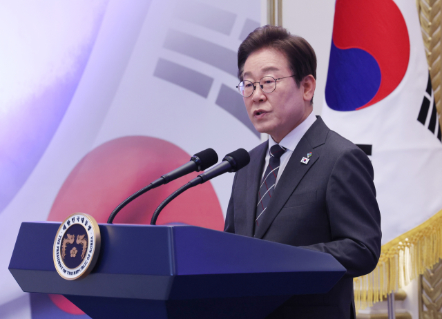 이재명 대통령이 27일 청와대 영빈관에서 열린 ‘호국 보훈의 달, 대통령의 초대' 행사에서 인사말을 하고 있다. 연합뉴스