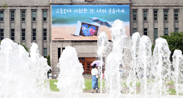 "장마는 벌써 끝났나요?"…화요일도 푹푹 찌는데 소나기까지 겹쳐