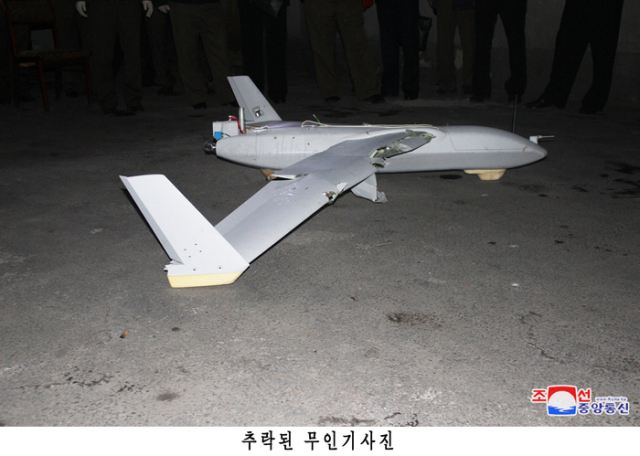 북한이 평양에서 한국군에서 운용하는 드론과 동일 기종의 무인기 잔해를 발견했다고 주장하며 공개한 사진. 연합뉴스