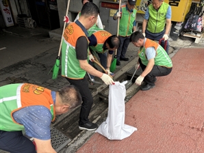 "주민과 함께한 풍수해 대비"…성북구 길음1동 자율방재단, 빗물받이 점검