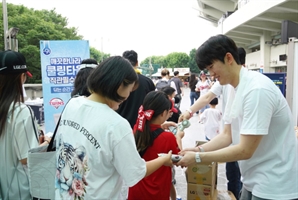 하늘 찌르는 프로야구 열기…그 열기를 식히려는(?) 제지업계