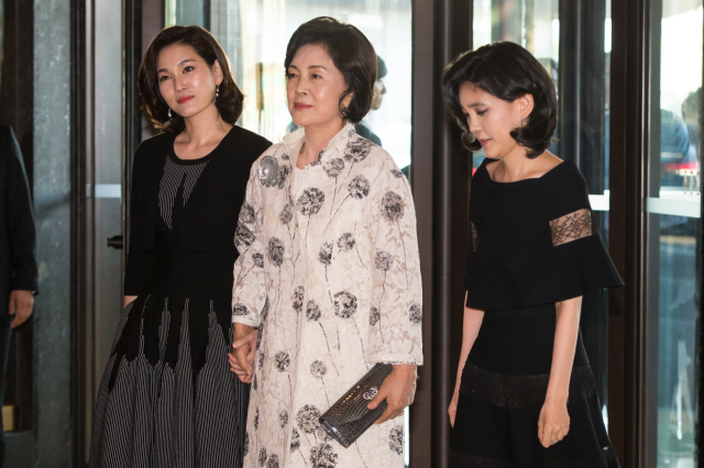 이서현(왼쪽부터) 삼성물산 전략기획담당 사장, 홍라희 리움미술관 명예관장, 이부진 호텔신라 사장. 뉴스1