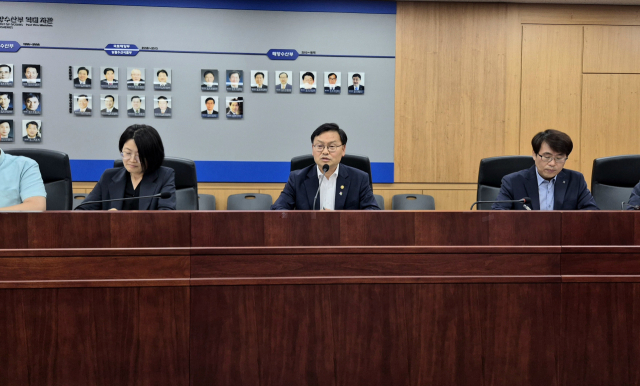 김성범(가운데) 해양수산부 차관이 1일 정부세종청사에서 해수부 부산 이전 관련 회의를 개최하고 있다. 사진 제공=해수부