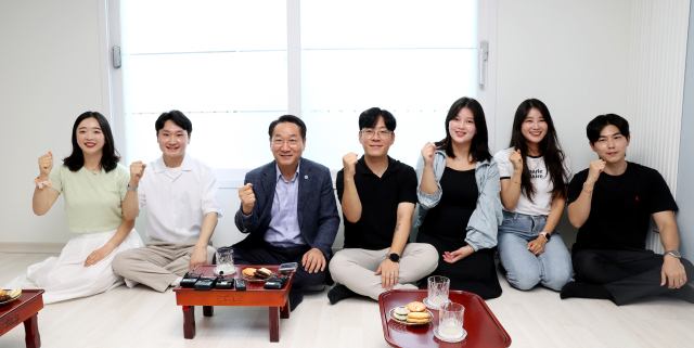 유정복 인천시장이 지난해 7월 31일 부평구 십정동 천원주택 현장을 방문해 신혼부부들과 간담회를 마친 뒤 기념촬영을 하고 있다.