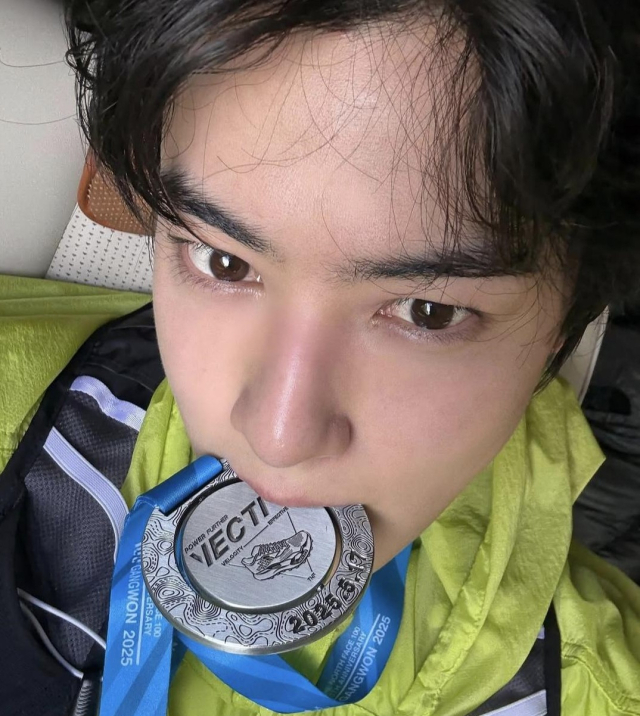 글로벌 트레일러닝 대회 ‘TNF 100 강원’을 완주하고 인증한 차은우. 사진=차은우 인스타그램