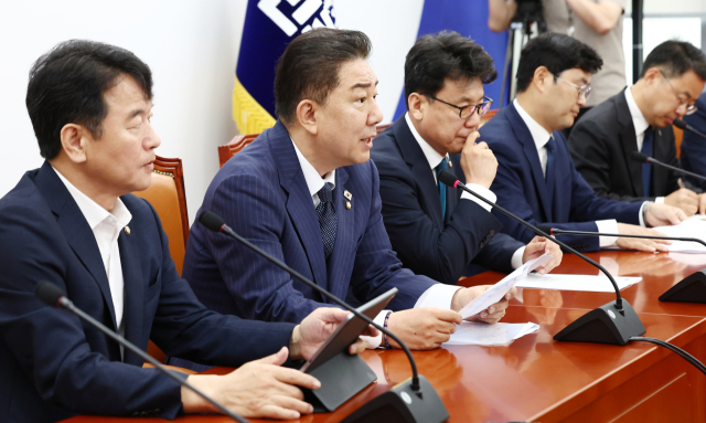 김병기 더불어민주당 대표 직무대행 겸 원내대표가 1일 오전 서울 여의도 국회에서 열린 원내대책회의에서 모두 발언을 하고 있다. 뉴스1